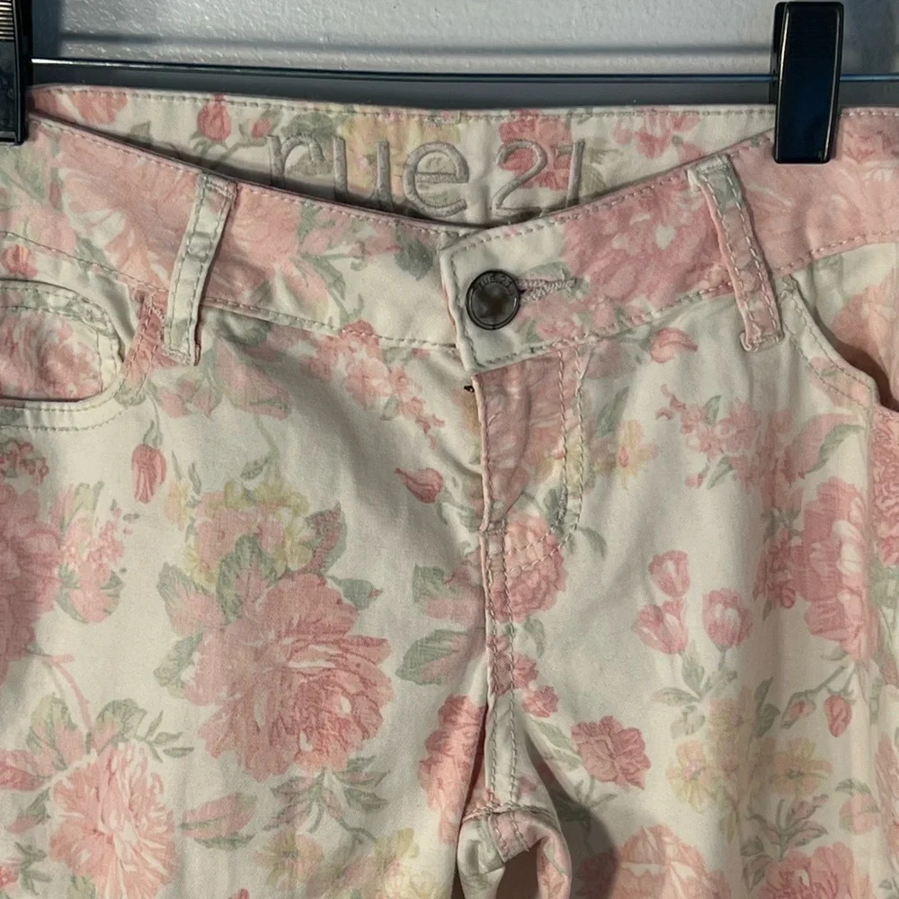 Rue 21 size 7/8 reg skinny pastel floral 5 pocket Jean.button  zip front closure